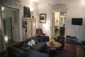布达佩斯Baroque Hostel & Coworking的客厅配有沙发和桌子
