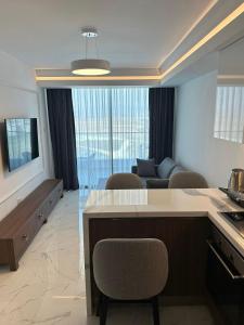 IskeleGrand Sapphire Resort 1 Bedroom Apartment的一间设有厨房和客厅的客房