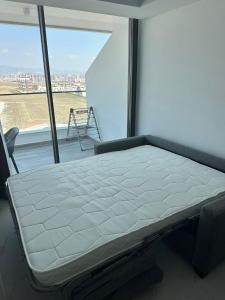 IskeleGrand Sapphire Resort 1 Bedroom Apartment的一张位于带大窗户的房间内的床铺