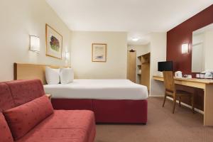 华威南戴斯酒店 - 南行M40客房内的一张或多张床位