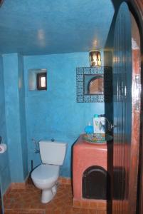 舍夫沙万达累佐曼住宿加早餐旅馆的蓝色的浴室设有卫生间和水槽