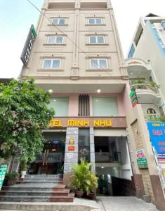 胡志明市Minh Nhu Hotel的前面有楼梯的大建筑