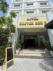 胡志明市HOTEL NGUYEN ANH的建筑前有标志的酒店