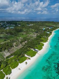 图杜Sands Garden Hotel的原始岛屿上海滩的空中景观