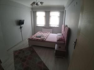 屈塔希亚Kütahya Günlük Kiralık Apart Emlakcim Apart的一间小卧室,配有床和窗户