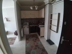 屈塔希亚Kütahya Günlük Kiralık Apart Emlakcim Apart的小厨房配有炉灶和冰箱