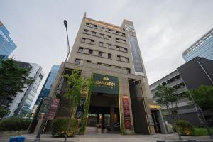 大邱Daegu Eastern Hotel Lions Park的一座标有酒店标志的建筑