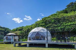 稻取Glamping & Villa La-gom - Vacation STAY 82913v的田野中桌子上圆顶的建筑