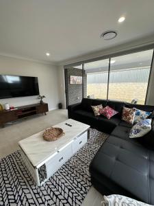 Narellan4 bedrooms beautiful home的带沙发和咖啡桌的客厅