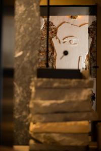 锡比乌World Studio Sibiu的楼梯上画着一张脸