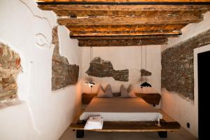锡比乌World Studio Sibiu的一间卧室设有一张木天花板床。