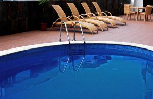 巴拿马城普林西比酒店的游泳池旁的一排椅子