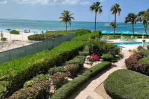 The Bight SettlementsLuxury Beachfront Apartments Grace Bay Beach的享有带游泳池和海滩的度假村景色