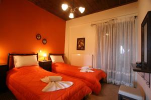 维蒂纳尤辛公寓的橙色墙壁客房的两张床