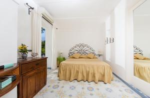 阿纳卡普里加尔迪诺戴尔艺术酒店的一间卧室配有两张床、一个梳妆台和镜子