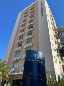 贝洛奥里藏特BH Jaraguá Hotel的前面有标志的建筑