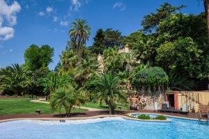 Xerta雷蒂罗别墅酒店 的一个带游泳池和棕榈树的度假村