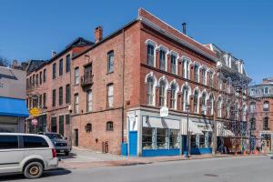 波特兰Stylish Loft in Portland's Old Port的城市街道上一座古老的红砖建筑