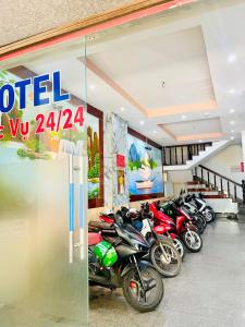 胡志明市Thùy Dương 2 Hotel的一排摩托车停在车库里