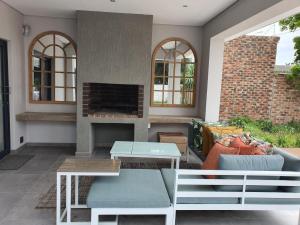 东伦敦Luxury holiday home 3 bedroom, 3 bathroom house in Nahoon的带沙发和壁炉的客厅