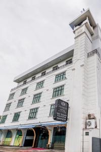 WatumullaMount Best Hotel- Mount Lavinia的前面有标志的白色建筑