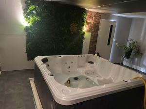 伯明翰The Exclusive Jacuzzi Apartment的客房内的白色大浴缸