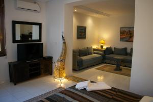 卡萨布兰卡达尔塔拉酒店的带沙发和电视的客厅