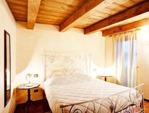 SantʼAngelo Limosano皮尔巴科宾馆的卧室配有白色床和木制天花板