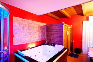 SantʼAngelo Limosano皮尔巴科宾馆的红色客房内的大浴缸