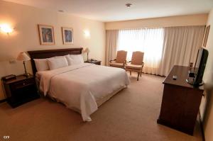 特拉玛斯阿拉佩阿拉培温泉全包Spa度假村的酒店客房,配有床和电视