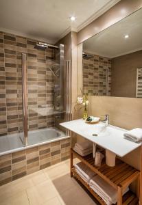 巴罗德亚尼斯米拉希洛斯酒店的浴室配有盥洗盆和浴缸。