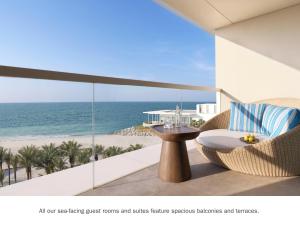 拉斯阿尔卡麦InterContinental Ras Al Khaimah Mina Al Arab Resort & Spa, an IHG Hotel的海景户外庭院