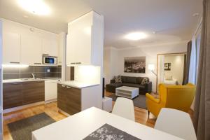 罗瓦涅米罗瓦涅米家世界公寓的厨房以及带桌子和黄色椅子的客厅。