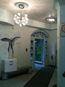 巴特迪尔海姆勒本艺术酒店的墙上有鸟雕像的走廊