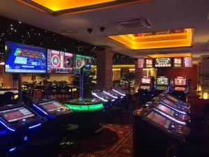 斯特拉日尼Casino & Hotel Admiral Strážný的赌场,有很多老虎机和扑克桌