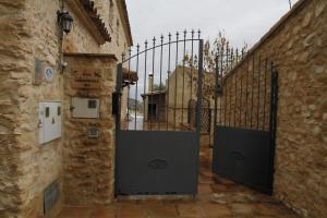 阿尔阿马德穆尔西亚科尔蒂霍拉斯哥隆德里那斯乡村民宿的入口处,入口处有石头建筑,门有