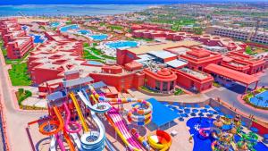 沙姆沙伊赫Pickalbatros Laguna Vista Aqua Park - Sharm El Sheikh的水上公园的空中景观,设有滑梯和游乐设施