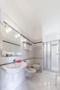 弗卡诺孔蒂酒店的白色的浴室设有水槽和卫生间。