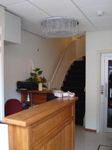 阿默斯福特基斯泰德酒店的客房设有书桌和带吊灯的楼梯。