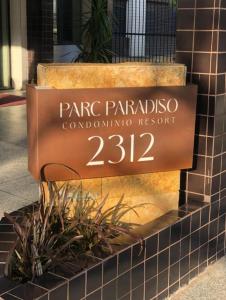 贝伦Resort Parc Paradiso的冠状动脉冠状动脉提名度假村的标志