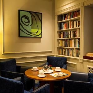 圣欧班多兰萨莫维尔酒店的配有桌椅和书架的房间
