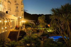 圣欧班多兰萨莫维尔酒店的享有带游泳池的大楼的夜景