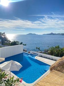 阿卡普尔科Hermosa casa en Acapulco Villa Majum的海景游泳池