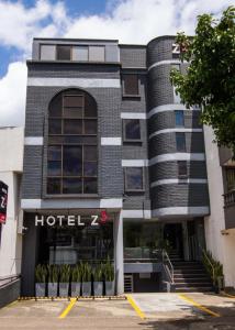 佩雷拉Hotel Z3的z酒店在停车场显示