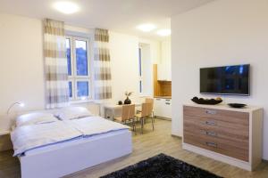 卢捷拿纳德德斯努Hotel Valdes的一间卧室配有一张床和一台平面电视