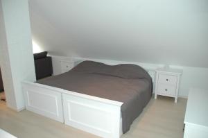 ProsenjakovciCountry house Martinova Klet的卧室配有白色的床和2个白色床头柜