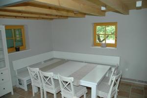 ProsenjakovciCountry house Martinova Klet的一间配备有白色桌椅的用餐室