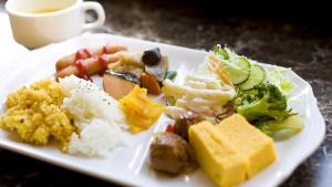 大阪Toyoko Inn Osaka Shinsaibashi Nishi的饭盘,饭盘,蔬菜,咖啡