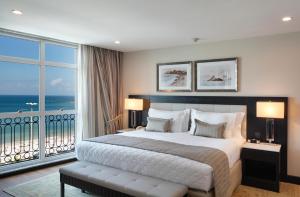 里约热内卢Miramar By Windsor Copacabana的一间卧室设有一张大床和一个大窗户