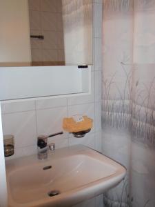Melchnau加斯索夫鲁汶酒店的一间带水槽和镜子的浴室